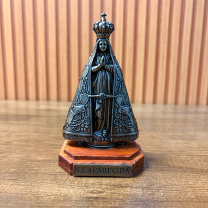 IMAGEM DE MESA METAL OURO VELHO NOSSA SENHORA APARECIDA COM BASE DE MADEIRA 12,5CM (1 UNIDADE)