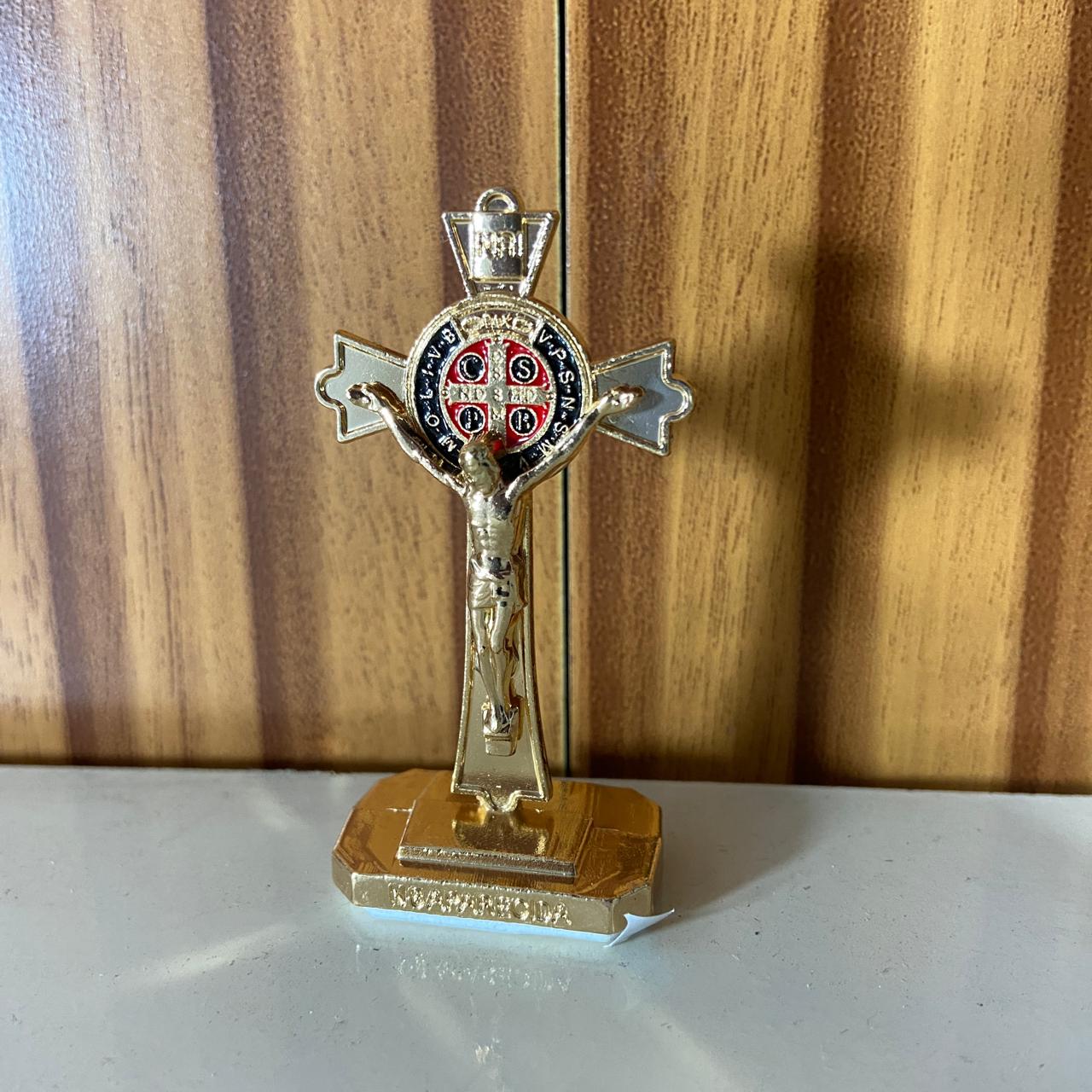 CRUCIFIXO DOURADO MEDALHA SÃO BENTO PARA CARRO  (6 UNIDADES)