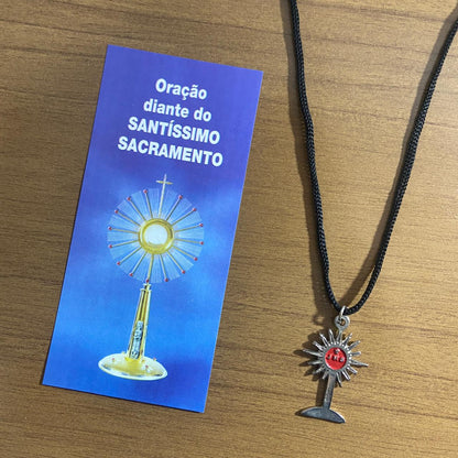 CORDÃO COM PINGENTE OSTENSÓRIO VERMELHO ( 1 UNIDADE)