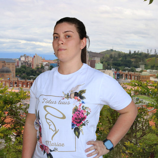 CAMISETA BRANCA FACE DE MARIA TAMANHO P (1 UNIDADE)