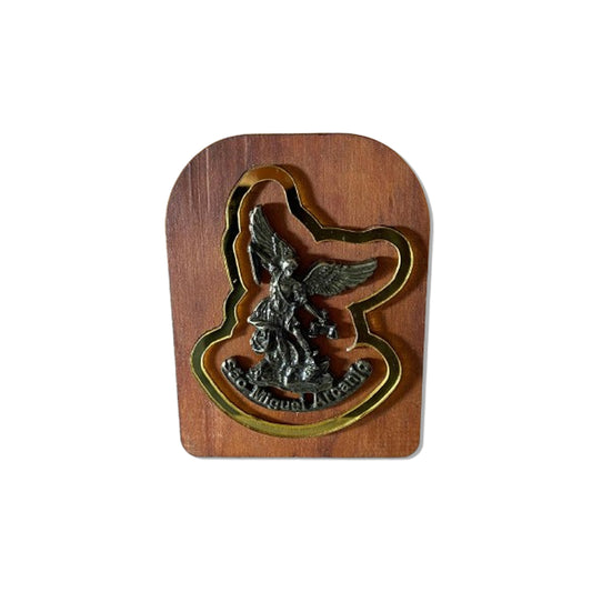 ADORNO DE MESA MADEIRA SÃO MIGUEL ARCANJO DE METAL COM ACRÍLICO 10CM (1 UNIDADE)