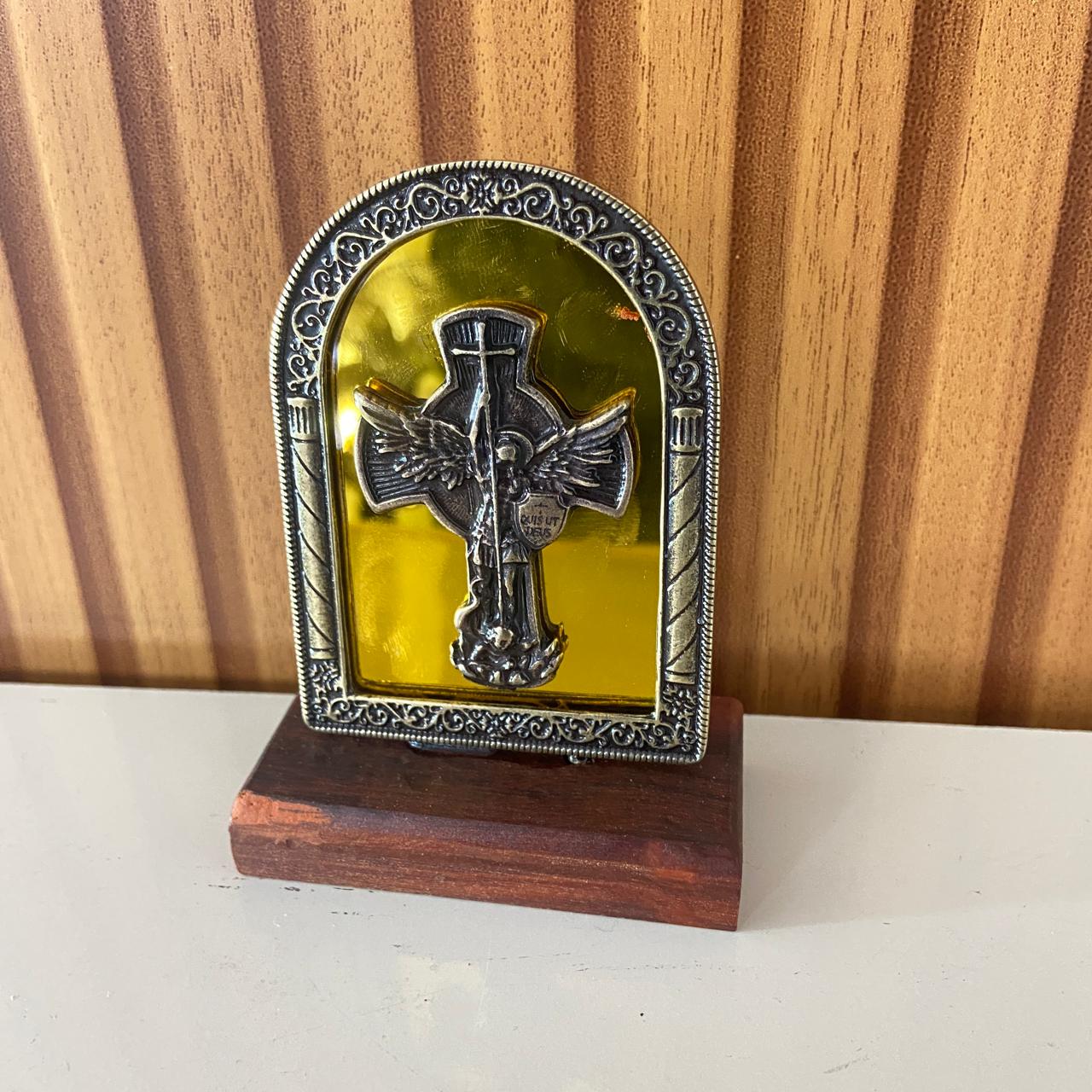 ADORNO DE MESA MADEIRA ESPELHADO SÃO MIGUEL ARCANJO METAL OURO VELHO 9,8CM (1 UNIDADE)