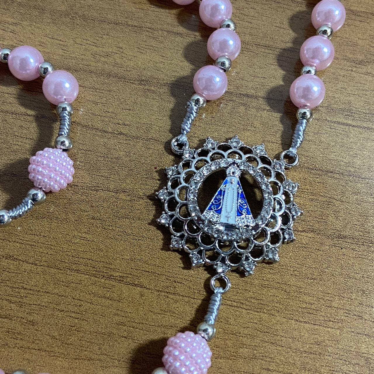 TERÇO DE NOIVA PRATEADO PÉROLA ROSA NOSSA SENHORA APARECIDA 08MM (1 UNIDADE)