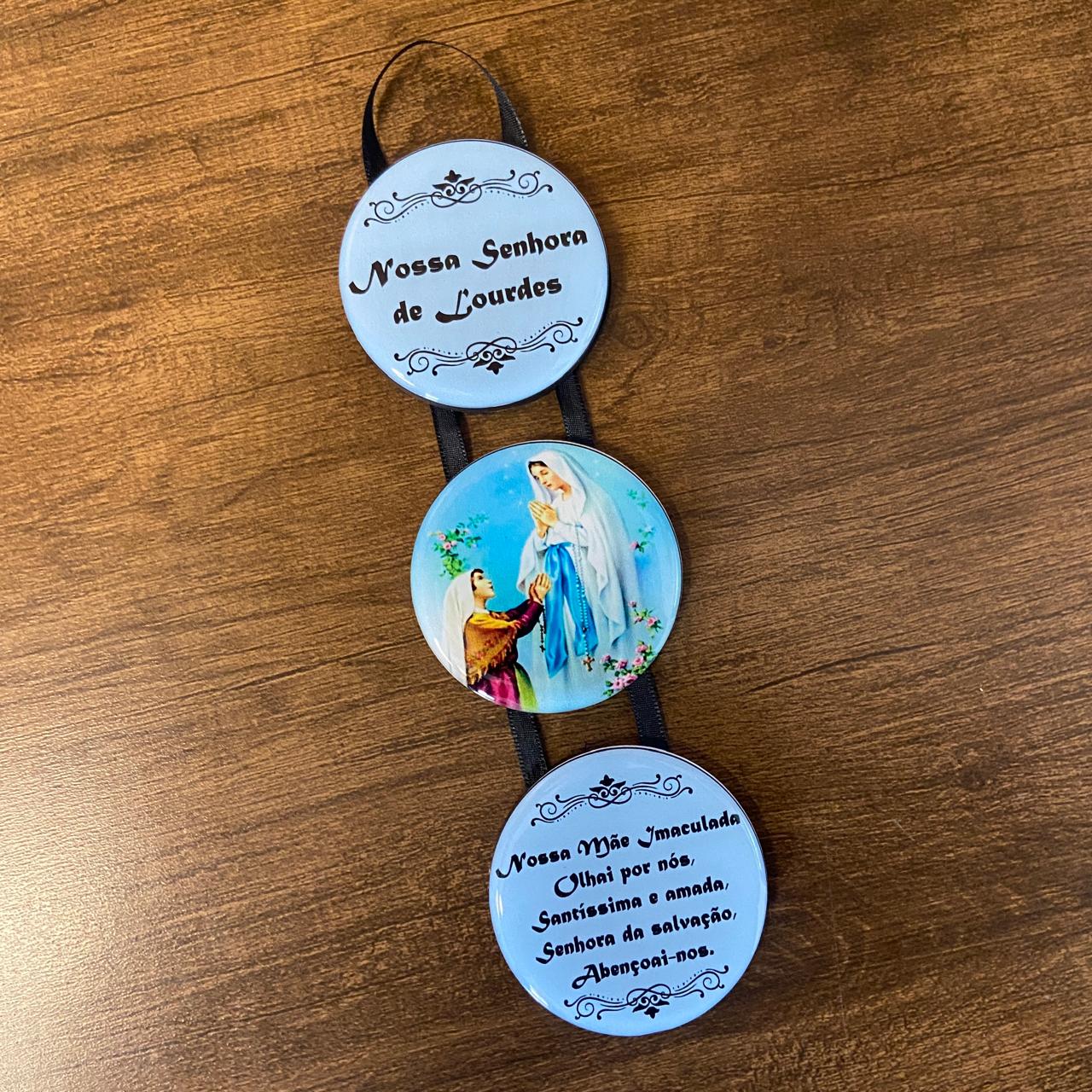 ADORNO TRIPLO REDONDO FITA NOSSA SENHORA DE LOURDES (1 UNIDADE)