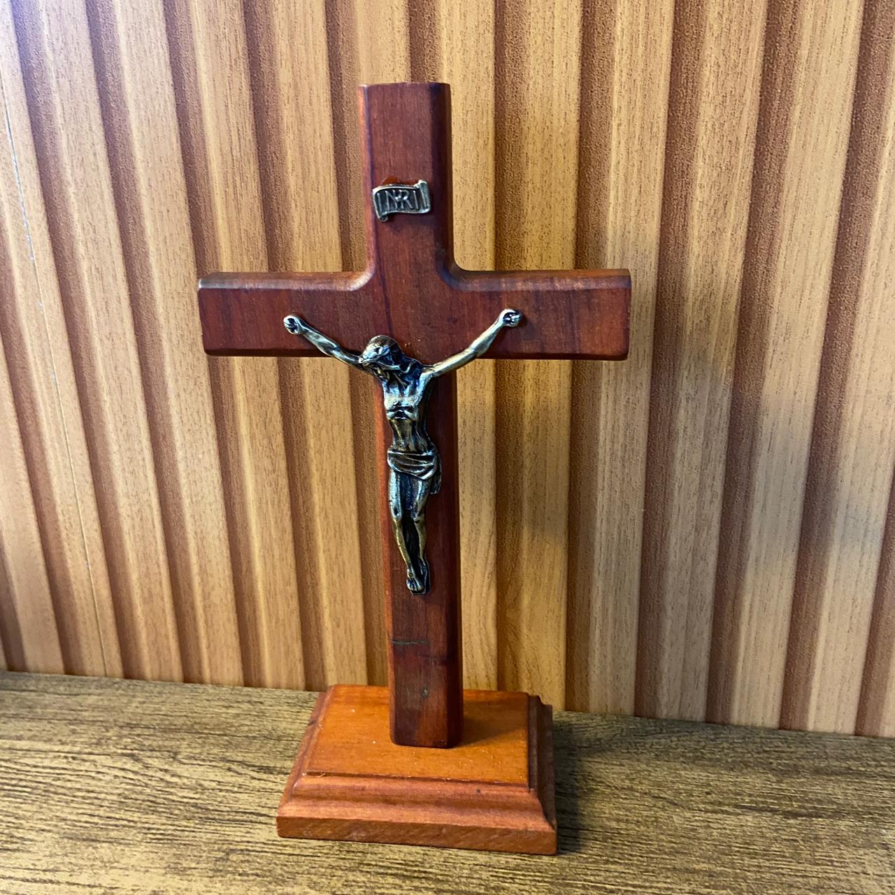 CRUCIFIXO MADEIRA DE MESA 20,5CM (1 UNIDADE)