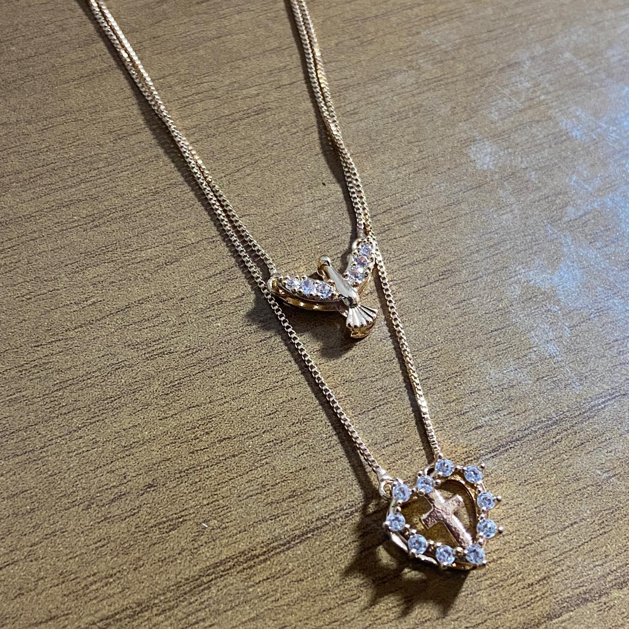CONJUNTO COLARES DOURADOS DIVINO ESPÍRITO SANTO E CRUZ COM STRASS   (1 UNIDADE)