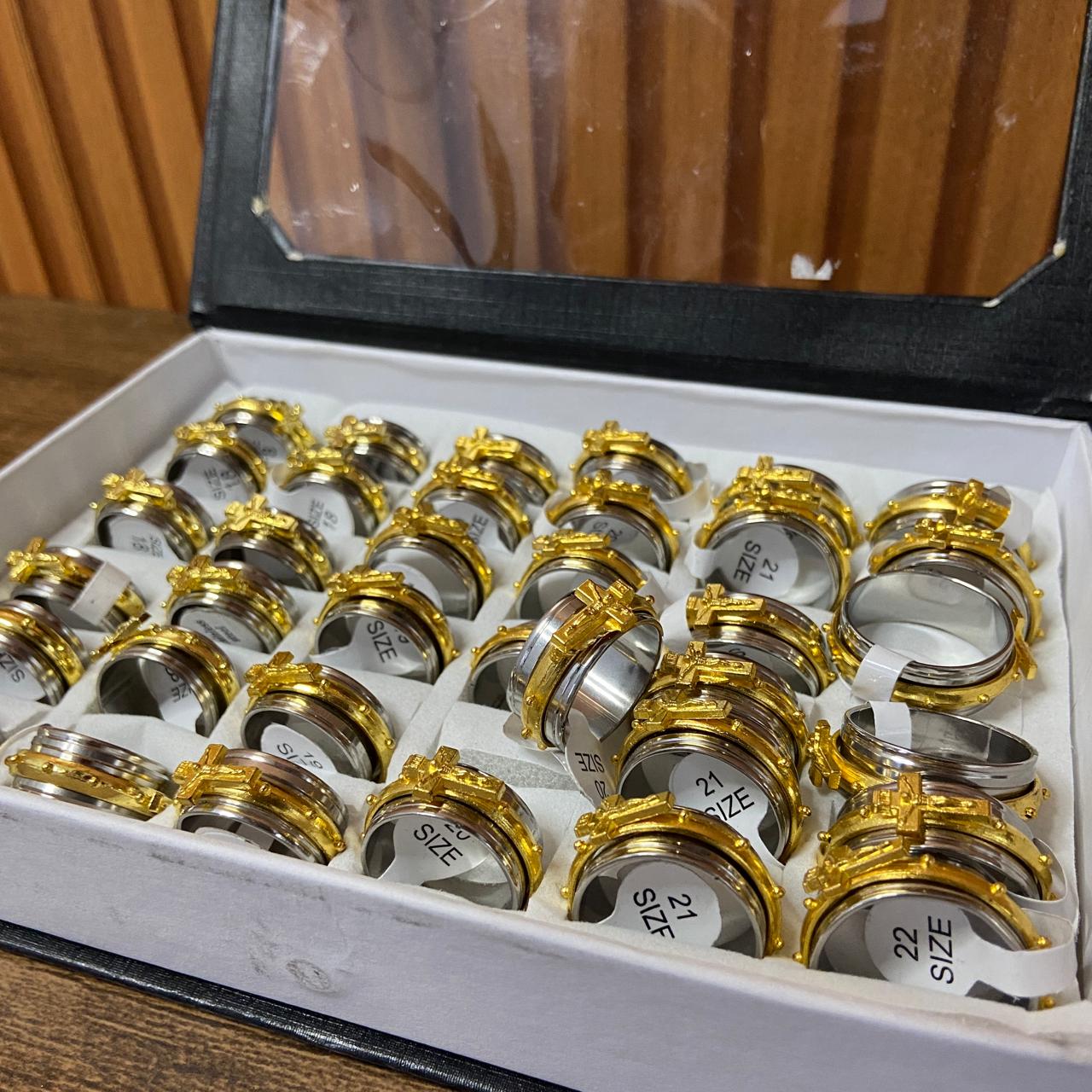 ANEL AÇO INOX COM CRUCIFIXO DOURADO  (36 UNIDADES)