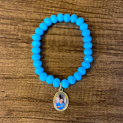 PULSEIRA CRISTAL AZUL COM MEDALHA RESINADA SÃO CARLO ACUTIS (01 UNIDADE)