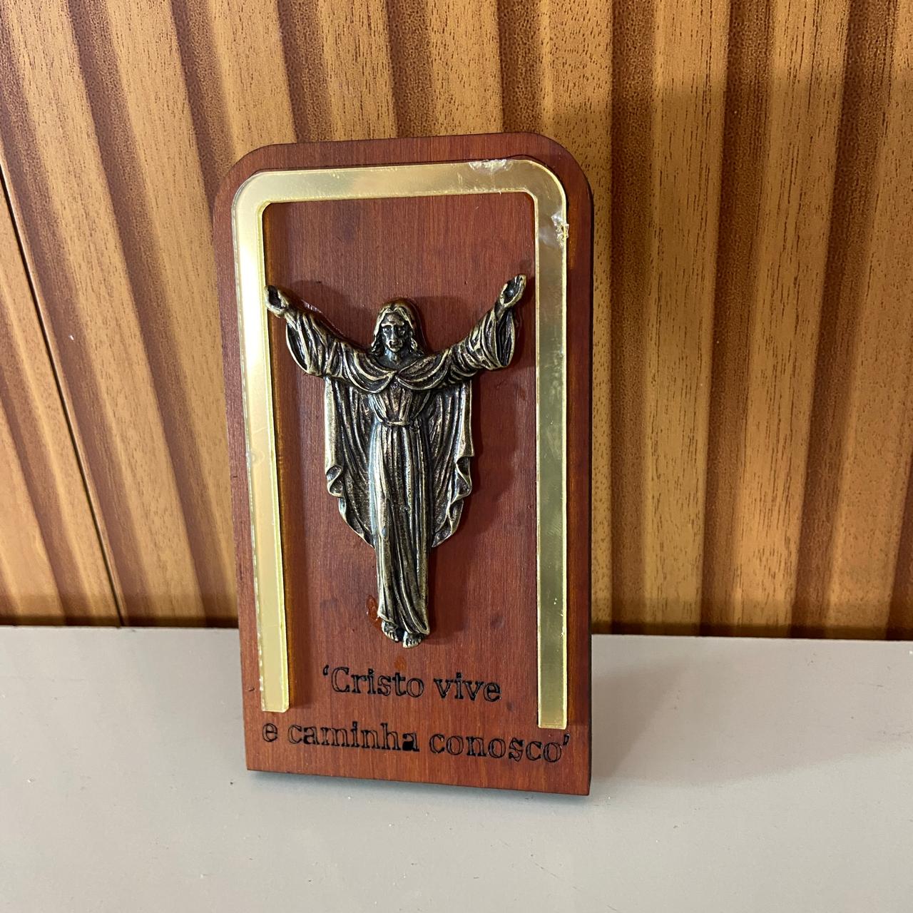ADORNO DE MESA MADEIRA COM ORAÇÃO JESUS RESSUSCITADO METAL OURO VELHO 13,5CM (1 UNIDADE)