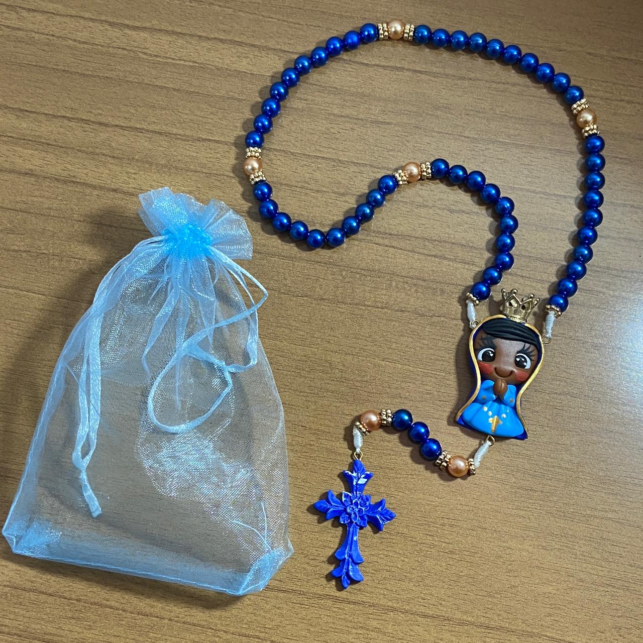 TERÇO PÉROLA AZUL NOSSA SENHORA APARECIDA DE BISCUIT (1 UNIDADE)