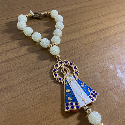 DEZENA PARA CARRO NOSSA SENHORA APARECIDA AMORA BRANCA E STRASS AZUL 12MM MOD2 (3 UNIDADES)