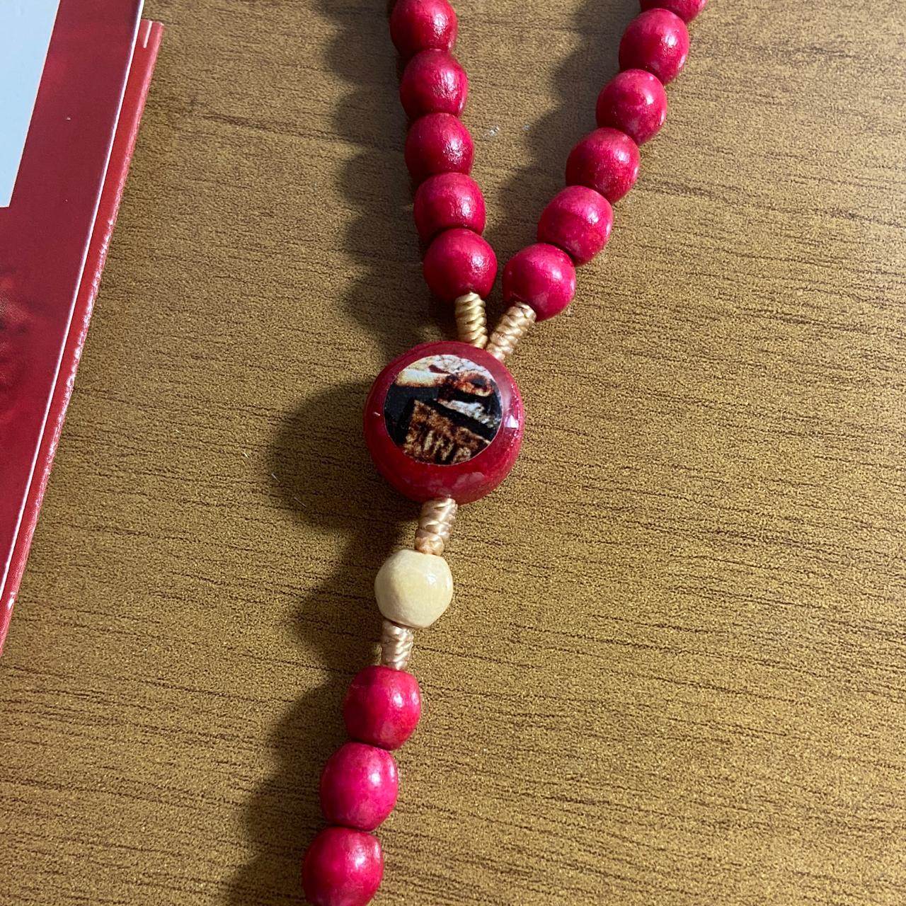 TERÇO DE MADEIRA MÃOS ENSANGUENTADAS DE JESUS 6MM MOD2 (3 UNIDADES)