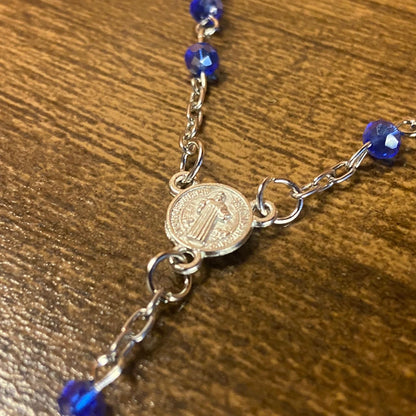 TERÇO CRISTAL NA GARRAFA NOSSA SENHORA APARECIDA CORES SORTIDAS 4MM PRATEADO (12 UNIDADES)