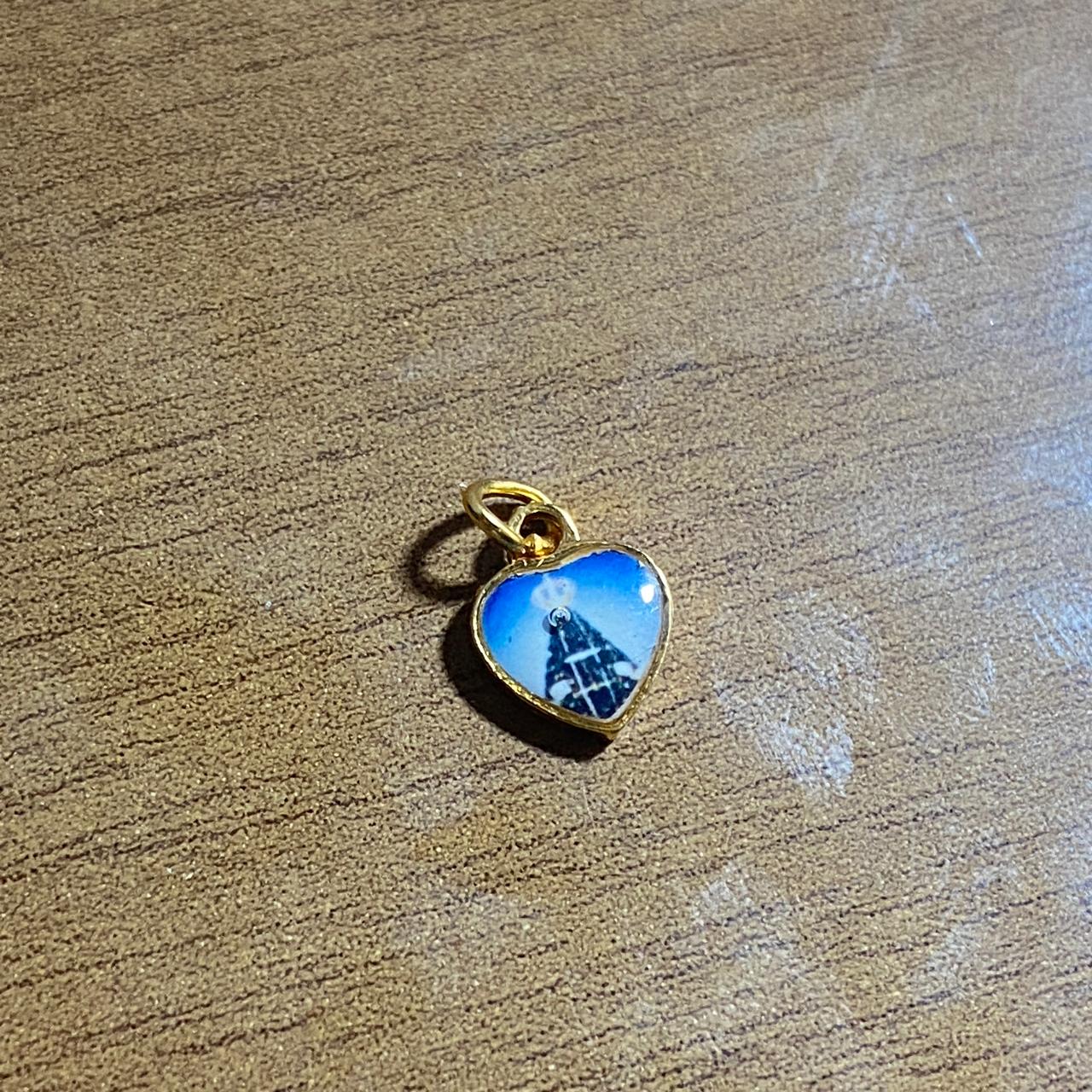 PINGENTE DOURADO CORAÇÃO RESINADO NOSSA SENHORA APARECIDA (5 UNIDADES)