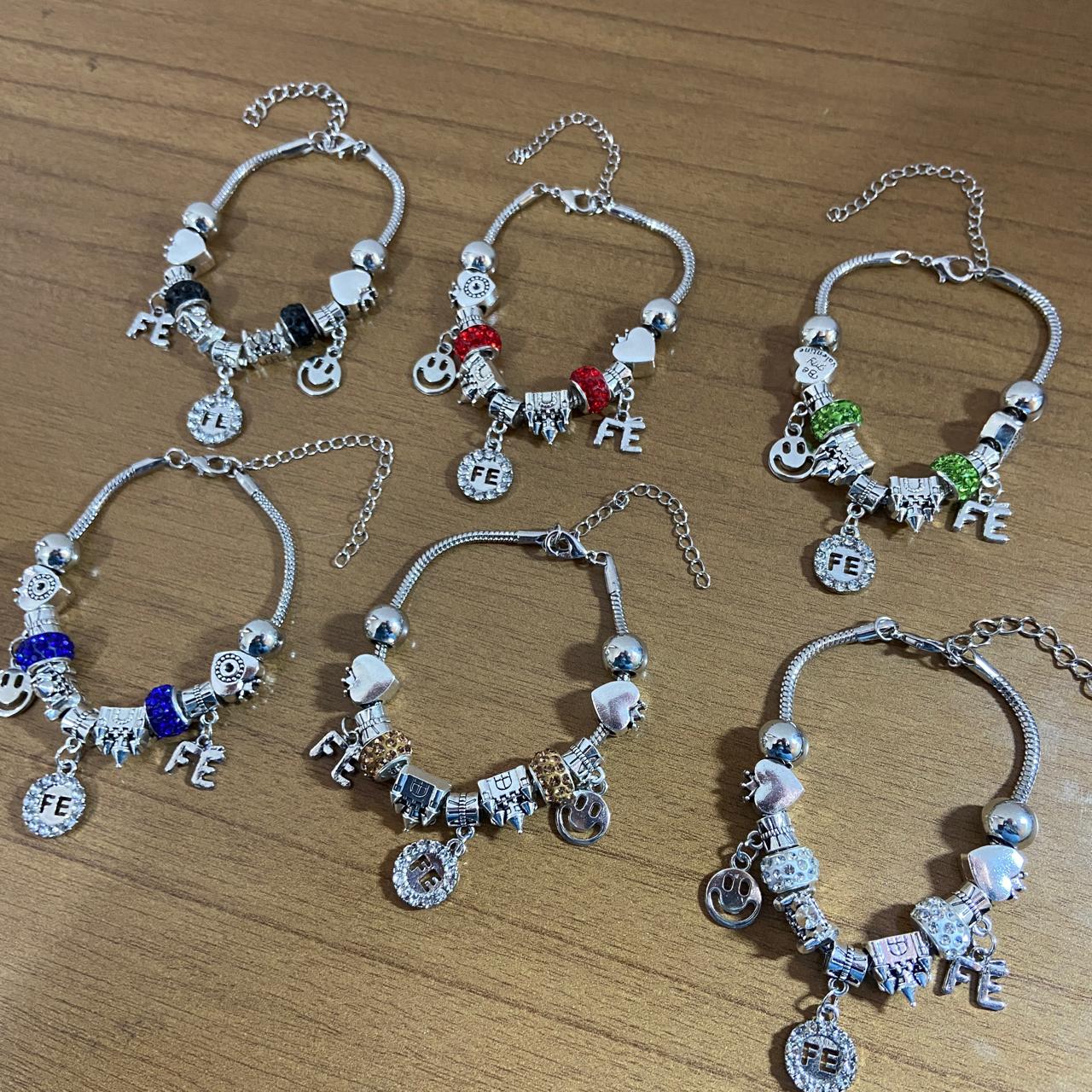 PULSEIRA PRATEADA FÉ COM BERLOQUES  (6 UNIDADES)
