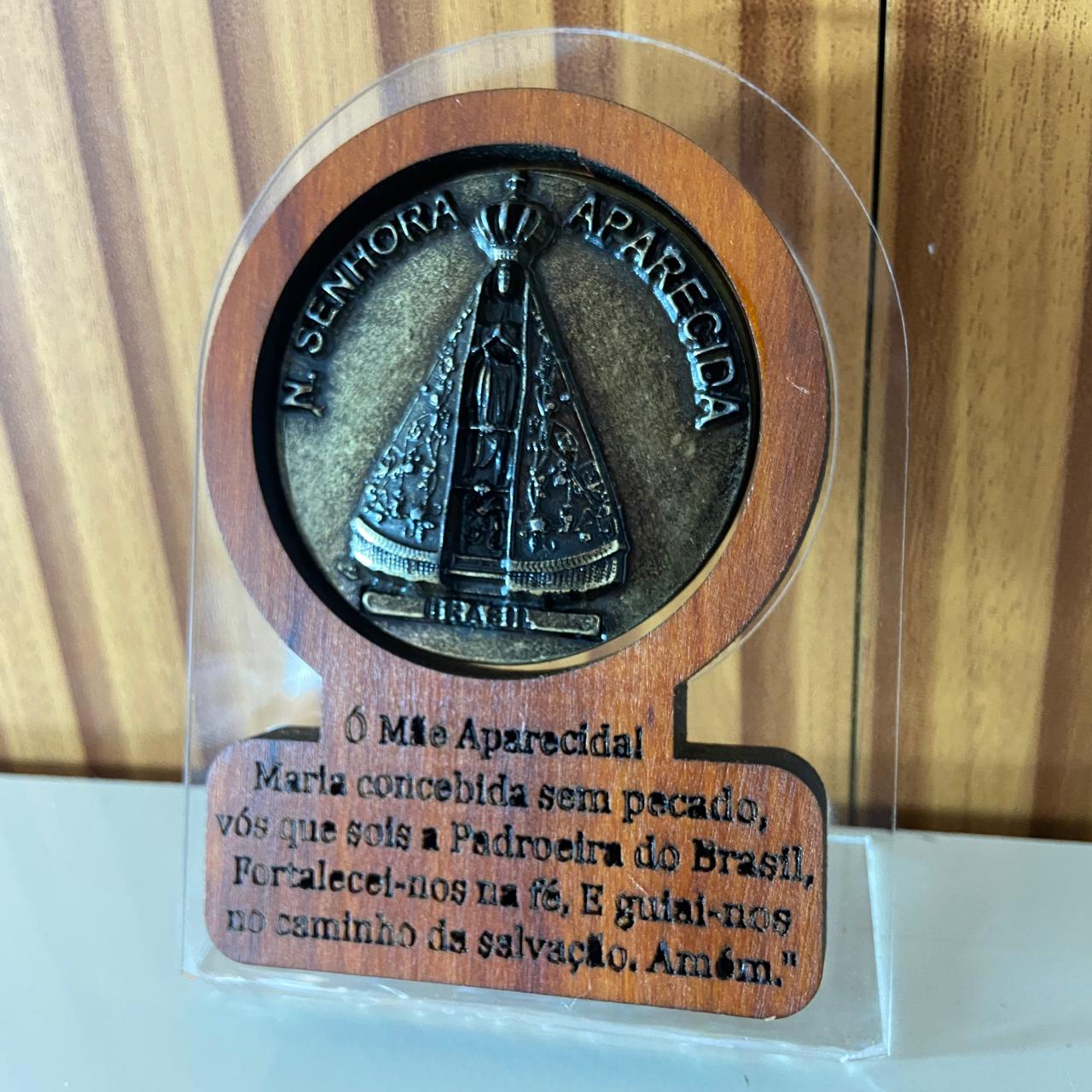 ADORNO DE MESA ACRÍLICO E MADEIRA COM ORAÇÃO NOSSA SENHORA APARECIDA METAL OURO VELHO 12CM (1 UNIDADE)