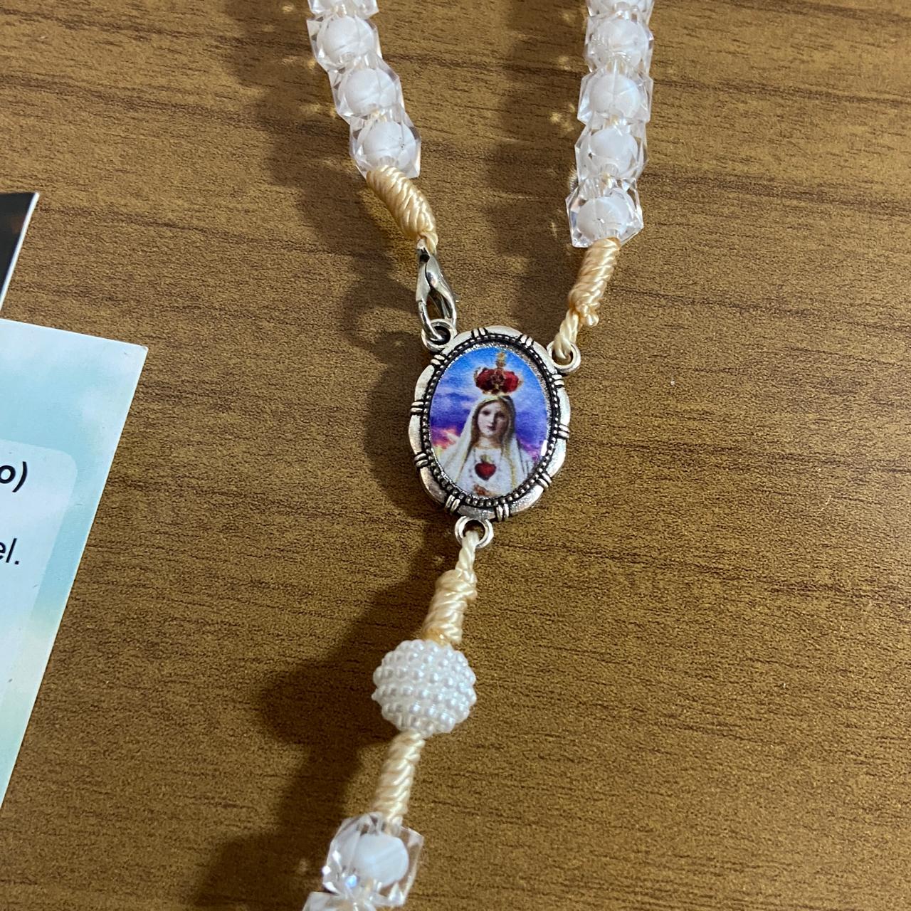 TERÇO ACRÍLICO BRANCO COM FECHO NOSSA SENHORA DE FÁTIMA MOD2 08MM (1 UNIDADE)