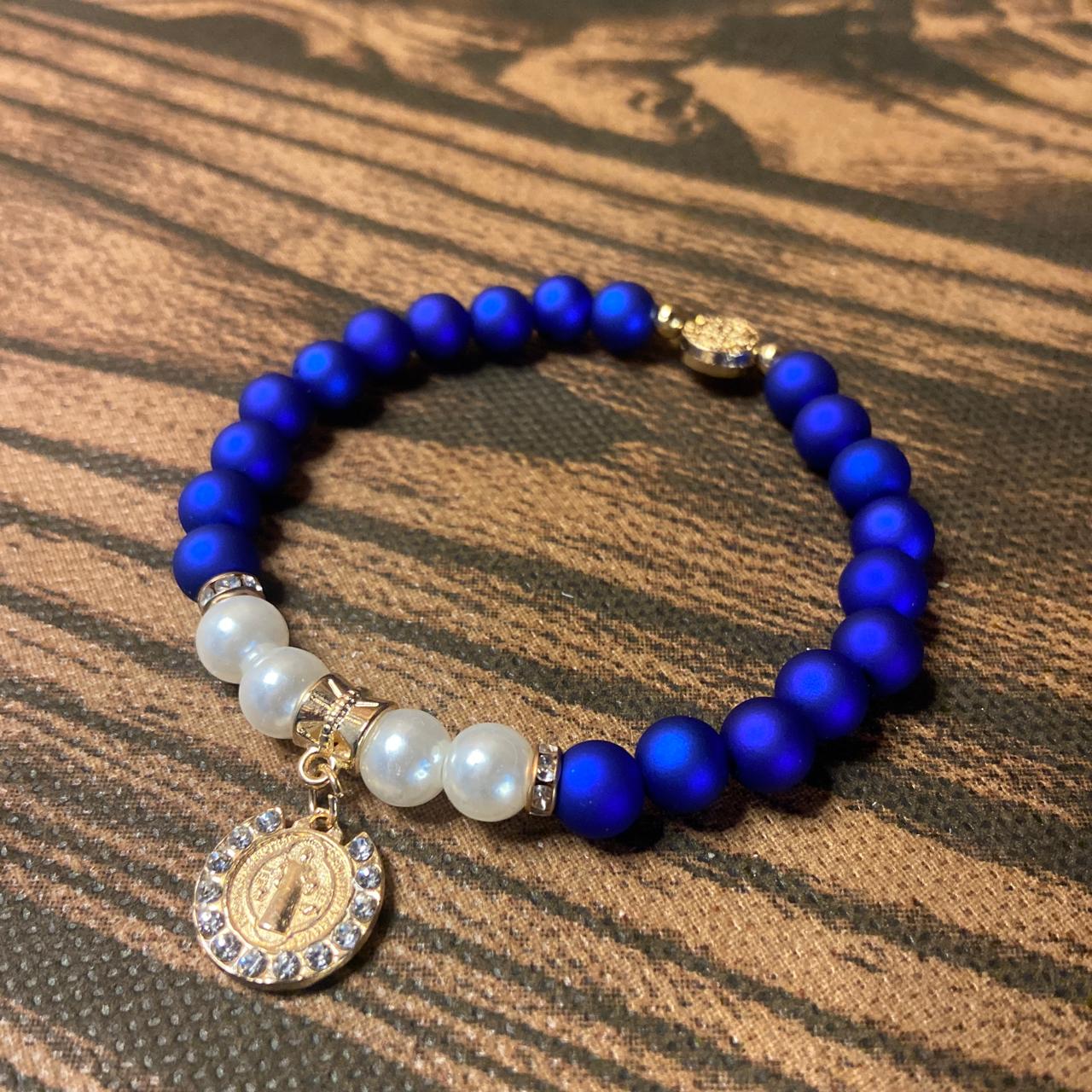 PULSEIRA PÉROLA  AZUL COM PINGENTE MEDALHA SÃO BENTO  (03 UNIDADE)