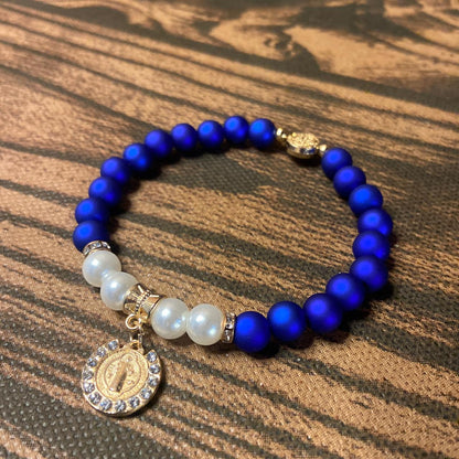 PULSEIRA PÉROLA  AZUL COM PINGENTE MEDALHA SÃO BENTO  (03 UNIDADE)