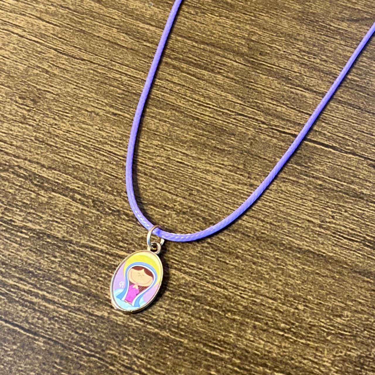 CORDÃO ENCERADO ROXO COM MEDALHA RESINADA NOSSA SENHORA APARECIDA INFANTIL ( 1 UNIDADE)