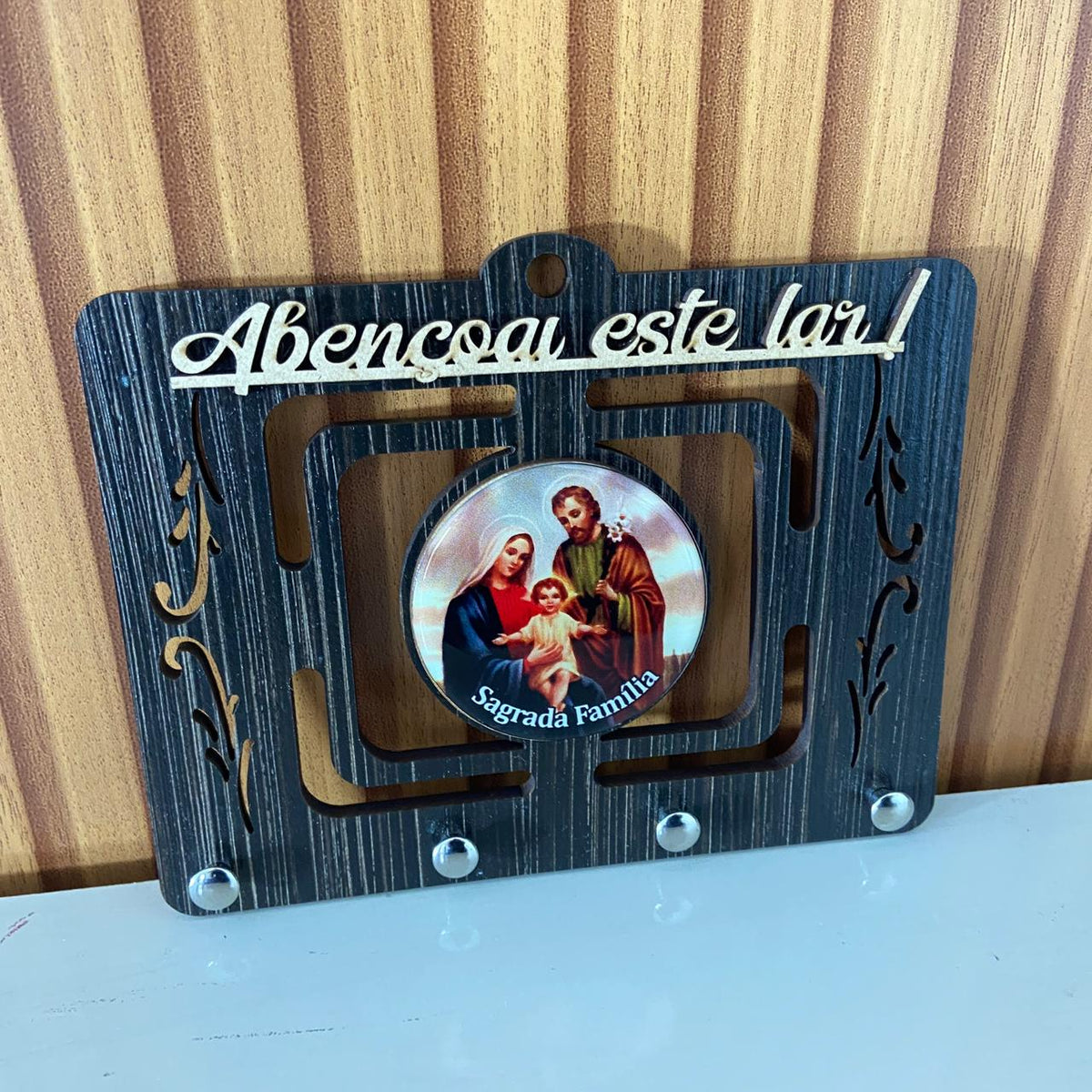 PORTA CHAVE VAZADO RESINADO SAGRADA FAMÍLIA 14CM (1 UNIDADE)