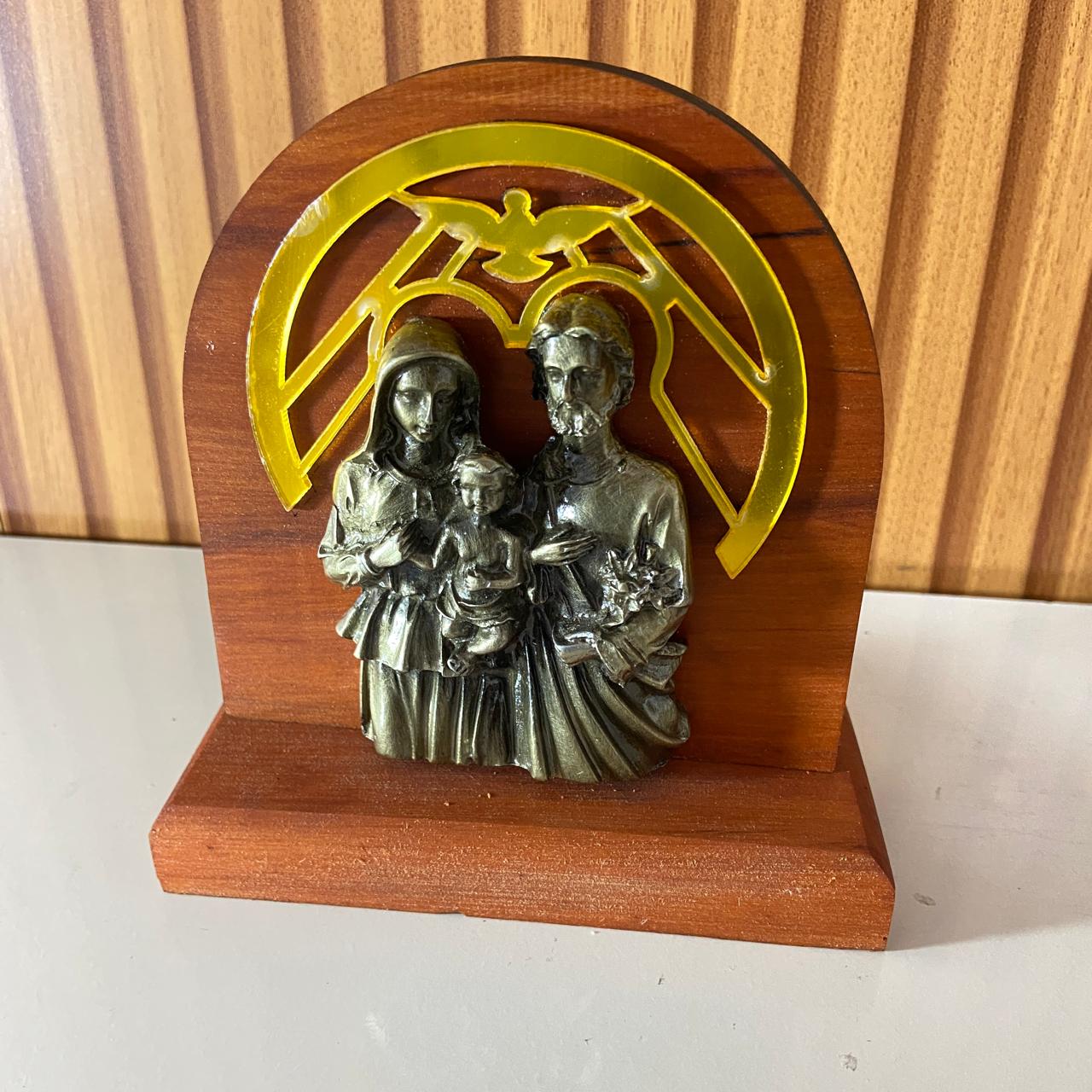 ADORNO DE MESA MADEIRA SAGRADA FAMÍLIA METAL OURO VELHO 13CM (1 UNIDADE)