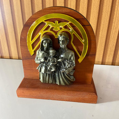 ADORNO DE MESA MADEIRA SAGRADA FAMÍLIA METAL OURO VELHO 13CM (1 UNIDADE)
