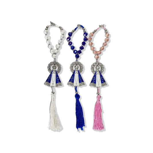DEZENA PARA CARRO CRISTAL NOSSA SENHORA APARECIDA PRATEADA CORES SORTIDAS COM RESPLENDOR 10MM (3 UNIDADES)