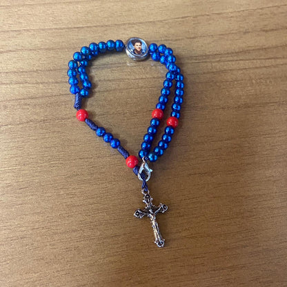 TERÇO PULSEIRA PÉROLA AZUL COM MEDALHA RESINADA SÃO CARLO ACUTIS (6 UNIDADES)