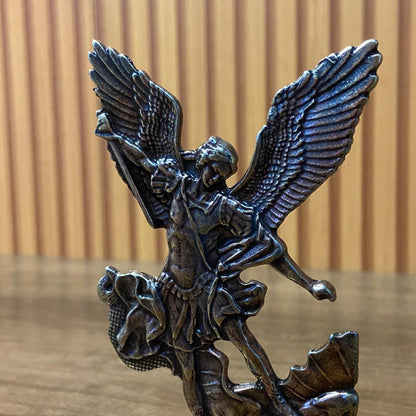 IMAGEM DE MESA METAL OURO VELHO SÃO MIGUEL ARCANJO COM BASE DE MADEIRA 13CM (1 UNIDADE)