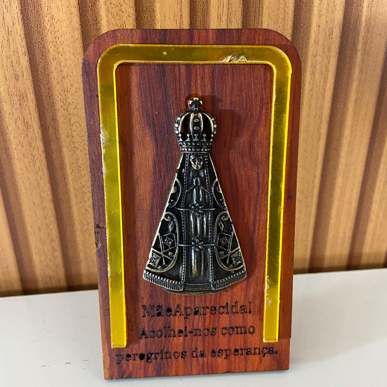ADORNO DE MESA MADEIRA COM NOSSA SENHORA APARECIDA METAL OURO VELHO 13,5CM (1 UNIDADE)