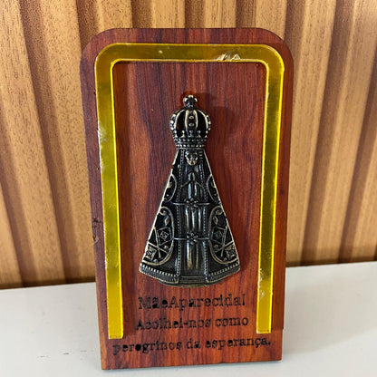 ADORNO DE MESA MADEIRA COM NOSSA SENHORA APARECIDA METAL OURO VELHO 13,5CM (1 UNIDADE)