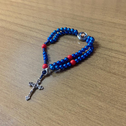 TERÇO PULSEIRA PÉROLA AZUL COM MEDALHA RESINADA SÃO CARLO ACUTIS (6 UNIDADES)