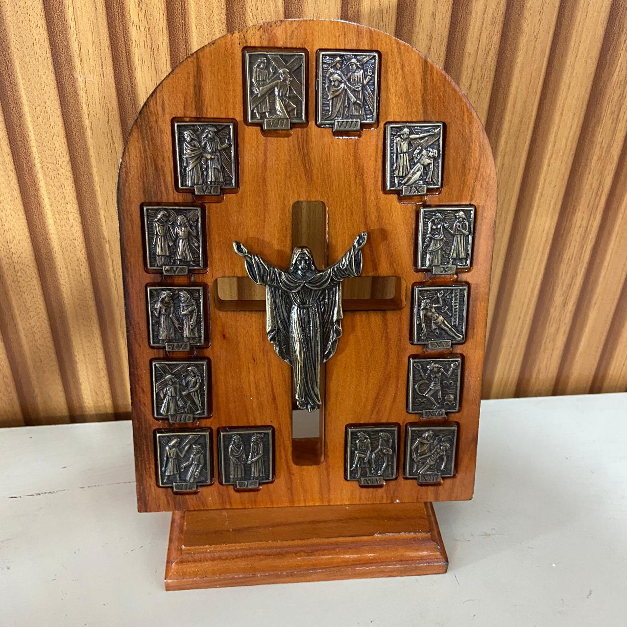 ADORNO DE MESA MADEIRA VIA CRUCIS METAL OURO VELHO 22,5CM (1 UNIDADE)