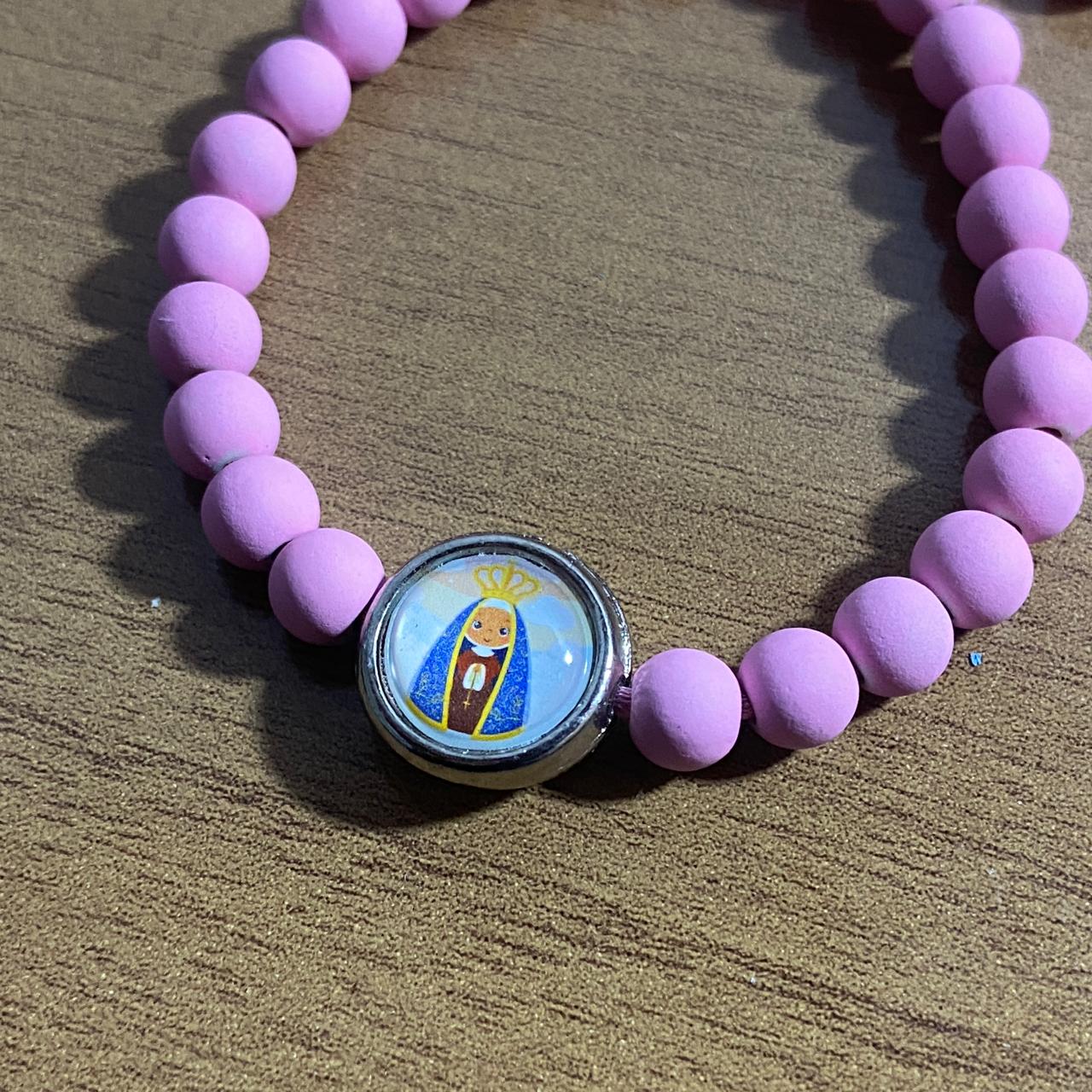 PULSEIRA ROSA REGULÁVEL COM MEDALHA RESINADA NOSSA SENHORA APARECIDA (6 UNIDADES)