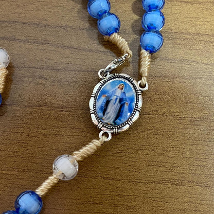 TERÇO ACRÍLICO AZUL E BRANCO COM FECHO NOSSA SENHORA DAS GRAÇAS 08MM (1 UNIDADE)
