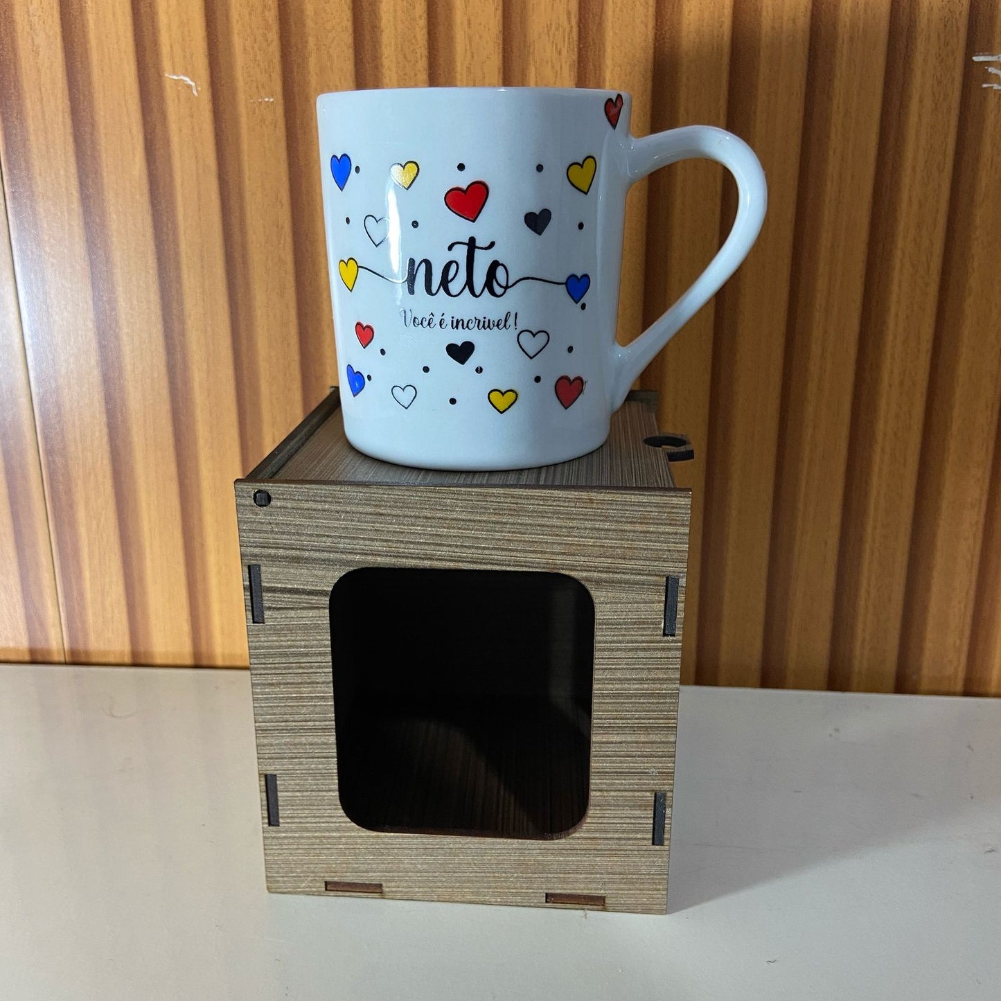 CANECA DE PORCELANA NETO VOCÊ É INCRÍVEL COM CAIXA MDF (1 UNIDADE)