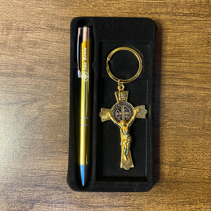 KIT CANETA COM CHAVEIRO CRUCIFIXO MEDALHA SÃO BENTO DOURADO ( 1 UNIDADE)