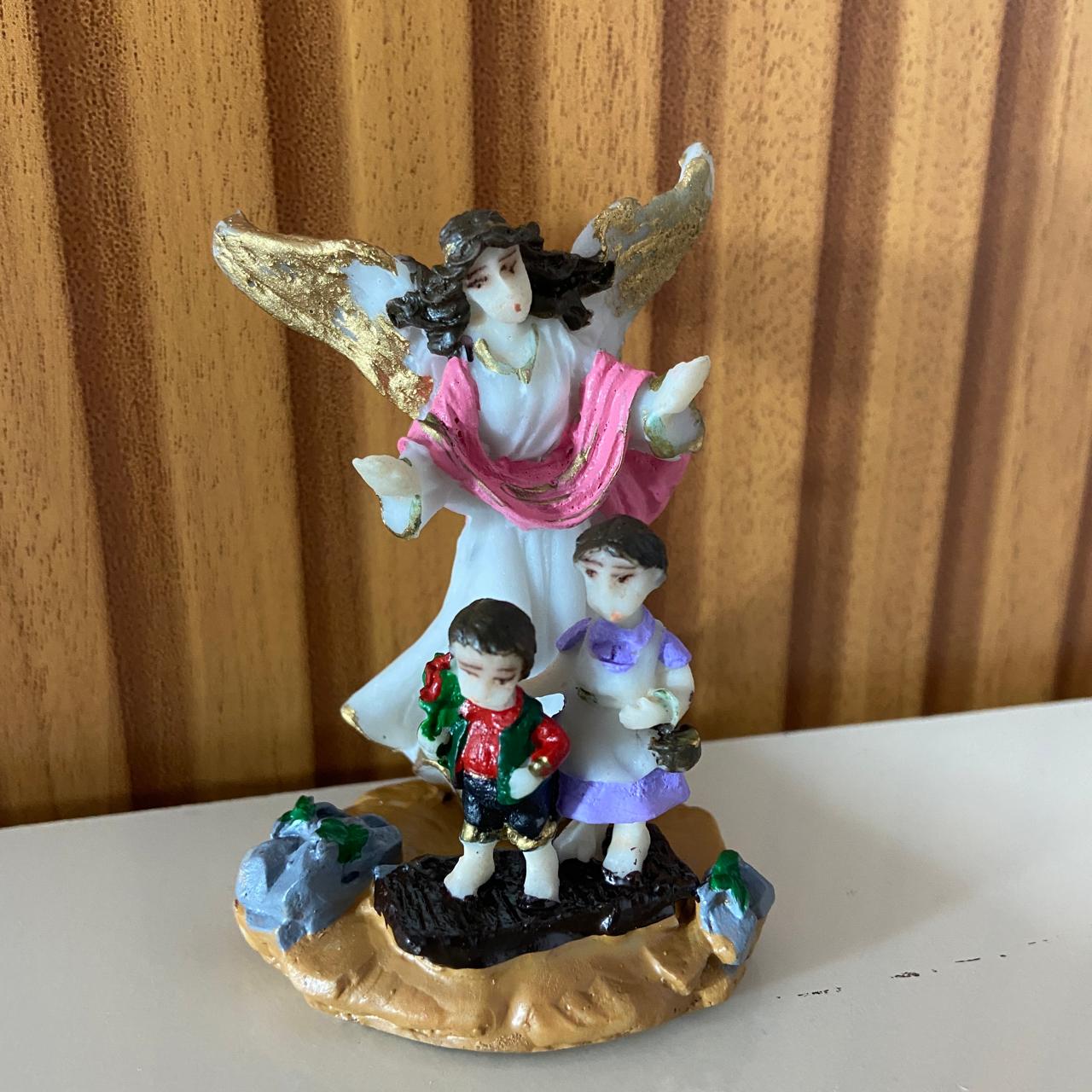 IMAGEM DE RESINA NACIONAL ANJO DA GUARDA ROSA COM CRIANÇA 08CM (1 UNIDADE)