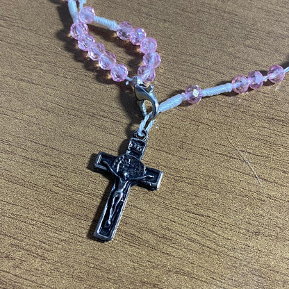 TERÇO PULSEIRA CRISTAL DUAS MEDALHAS ROSA TRANSPARENTE  (3 UNIDADES)