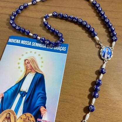 TERÇO PÉROLA AZUL CONTAS DECORADAS COM FECHO NOSSA SENHORA DAS GRAÇAS 08MM (1 UNIDADE)