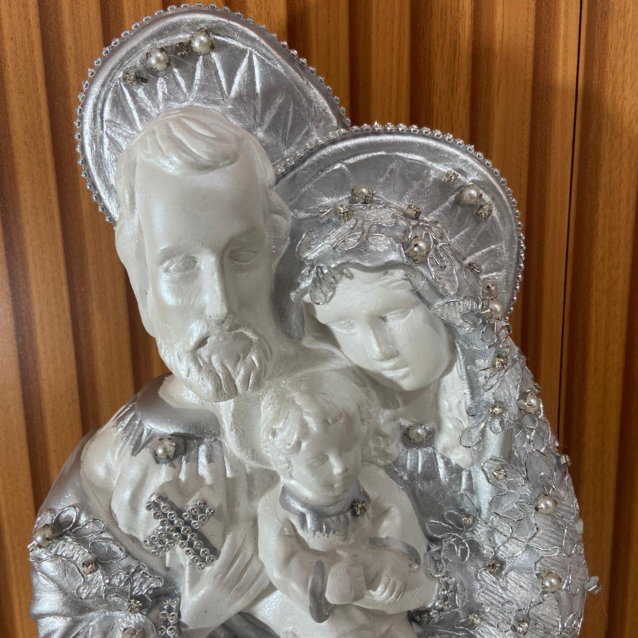 BUSTO DE GESSO SAGRADA FAMÍLIA BRANCO E PRATEADO COM STRASS 29CM (1 UNIDADE)