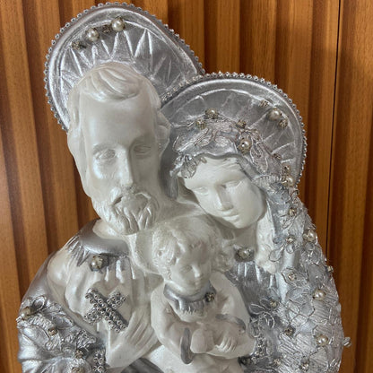 BUSTO DE GESSO SAGRADA FAMÍLIA BRANCO E PRATEADO COM STRASS 29CM (1 UNIDADE)