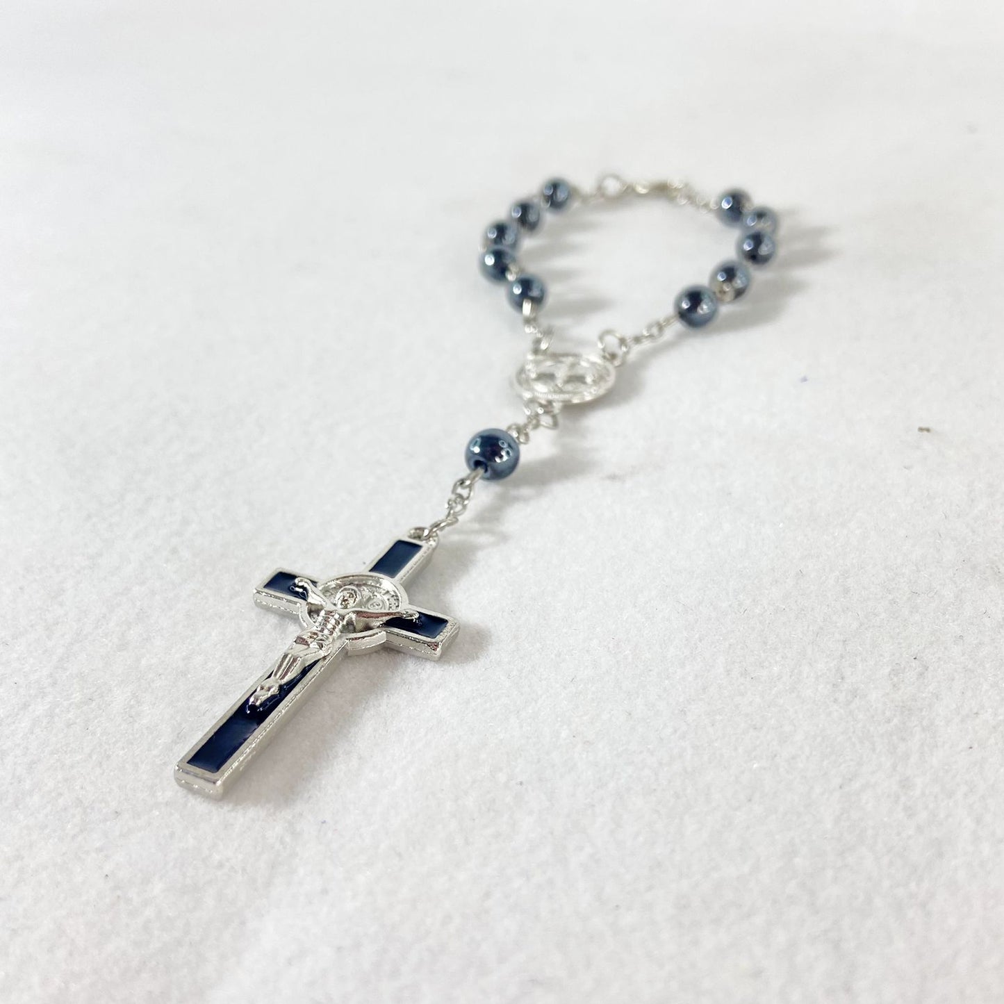 DEZENA PARA CARRO HEMATITA CRUCIFIXO MEDALHA SÃO BENTO (6 UNIDADES)