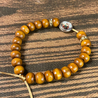 PULSEIRA DE MADEIRA CARAMELO REGULÁVEL COM MEDALHA RESINADA SÃO CRISTÓVÃO (3 UNIDADES)