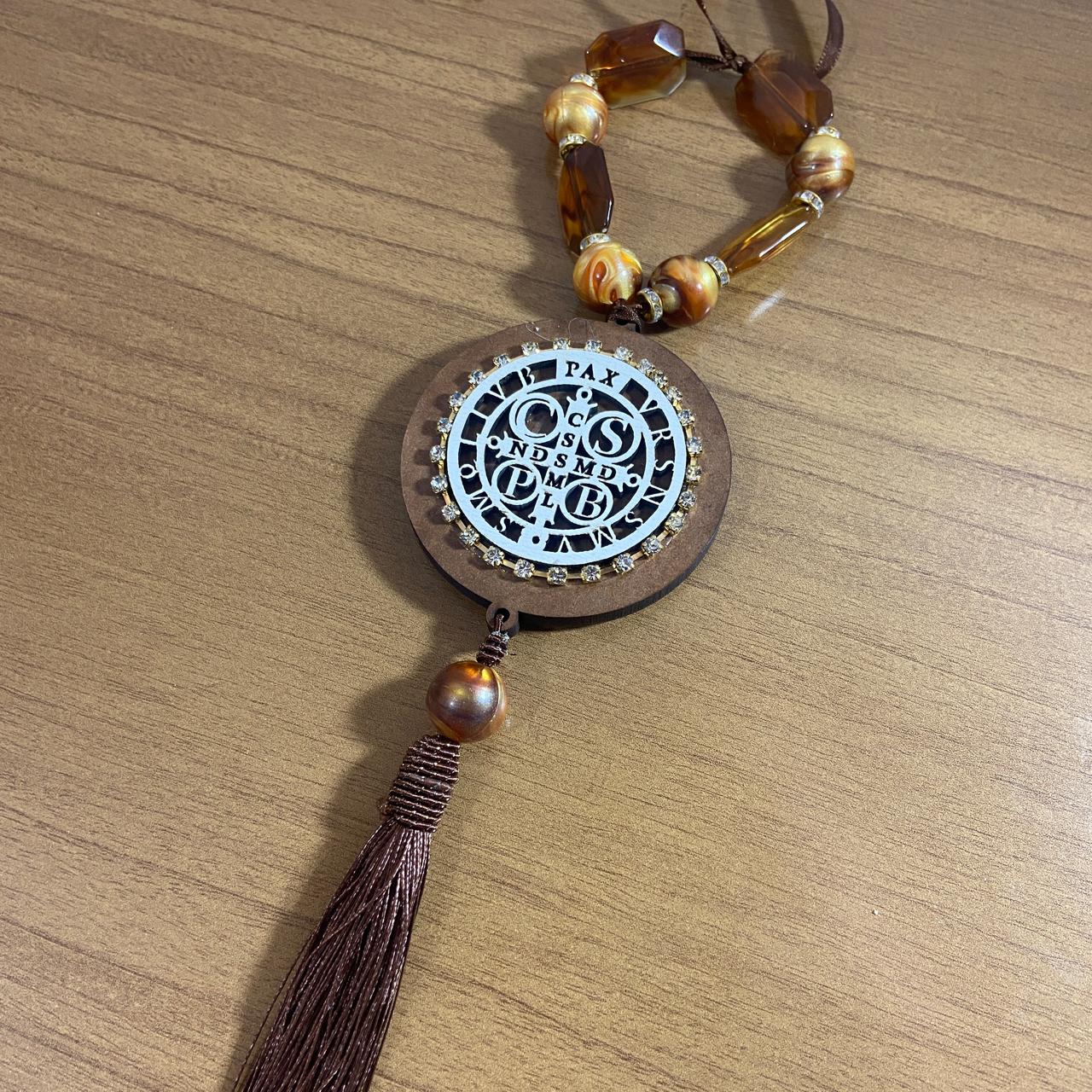 ADORNO COM PEDRARIA MEDALHA SÃO BENTO MDF E STRASS 30CM (1 UNIDADE)