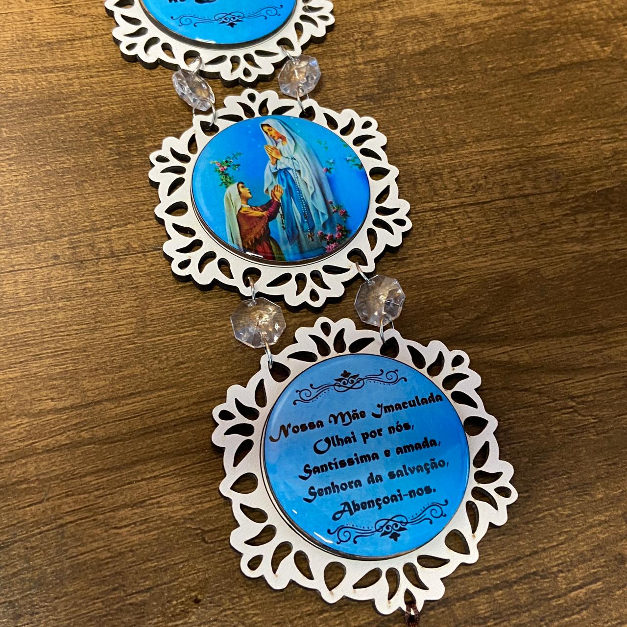 ADORNO TRIPLO REDONDO BRANCO NOSSA SENHORA DA LOURDES (1 UNIDADE)