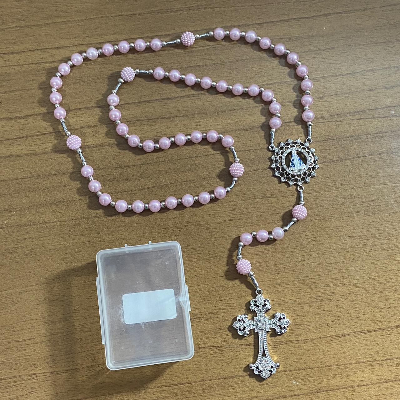 TERÇO DE NOIVA PRATEADO PÉROLA ROSA NOSSA SENHORA APARECIDA 08MM (1 UNIDADE)