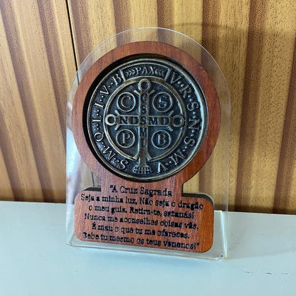 ADORNO DE MESA ACRÍLICO E MADEIRA COM ORAÇÃO MEDALHA SÃO BENTO METAL OURO VELHO 12CM (1 UNIDADE)