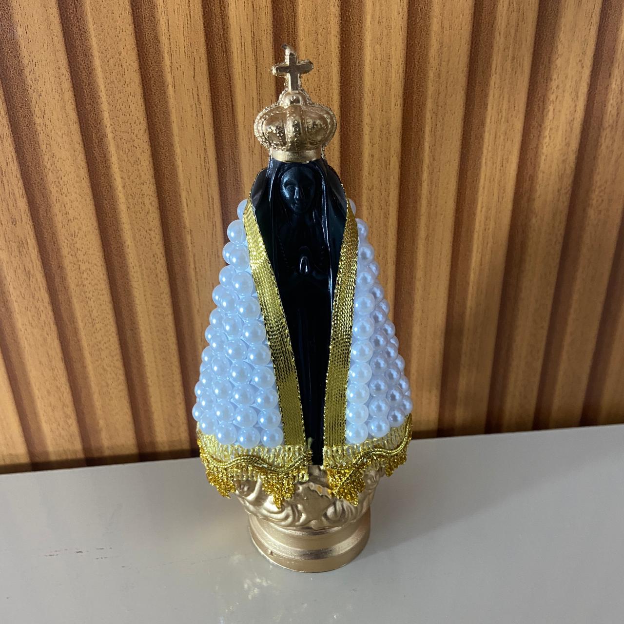 IMAGEM DE PLÁSTICO NOSSA SENHORA APARECIDA COM AREIA MANTO DE PÉROLA  BRANCA 18CM  (1 UNIDADE)